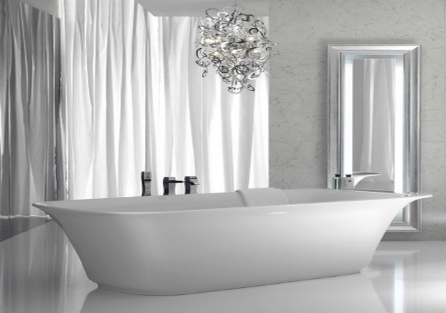 2-Bathroom-with-chandelier (1)