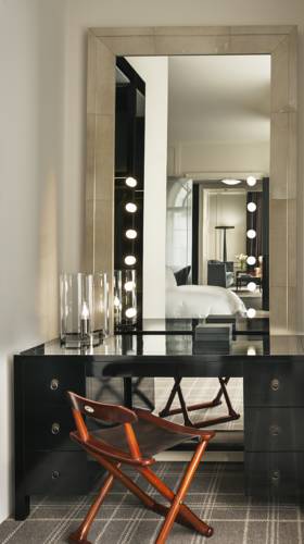 10 elegant tables for your contemporary bedroom 6
