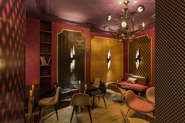 USE BLACK SCONCES TO A CONTEMPORARY HOME DESIGN idol hotel paris