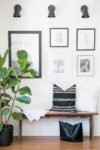 USE SCONCES IN BLACK TO A CONTEMPORARY HOME DESIGN living room