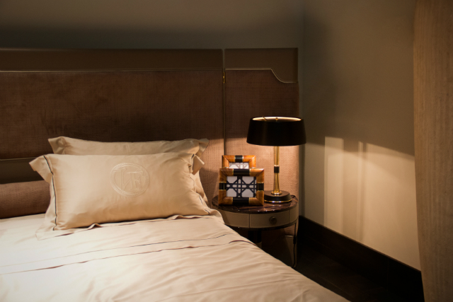 use table lamps  bedroom design ideas 10