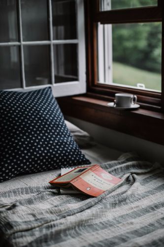 8 ideas on bedroom designs for the Fall season white master bedroom reading corner