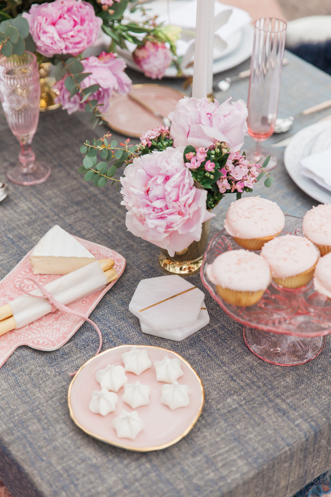 HOW TO PLAN THE PERFECT VALENTINE'S DAY PARTY WITH YOUR FRIENDS
