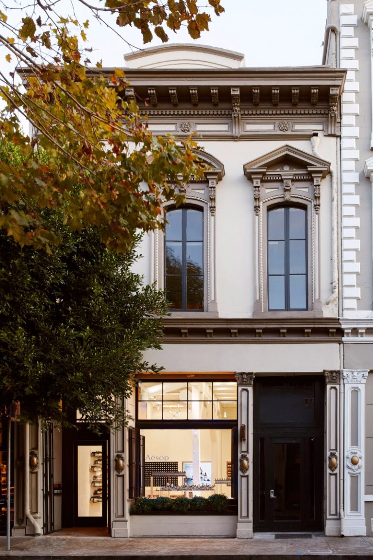 Here you find the perfect combo between the pale walls and the wooden